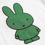 Detail designu na bílém Miffy dětském tričku s zeleným Miffy potiskem