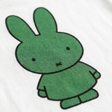 Detail designu na bílém Miffy dětském tričku s zeleným Miffy potiskem