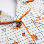 Detail designu dámské bambusové pyžamové soupravy Miffy Checkered Bloom