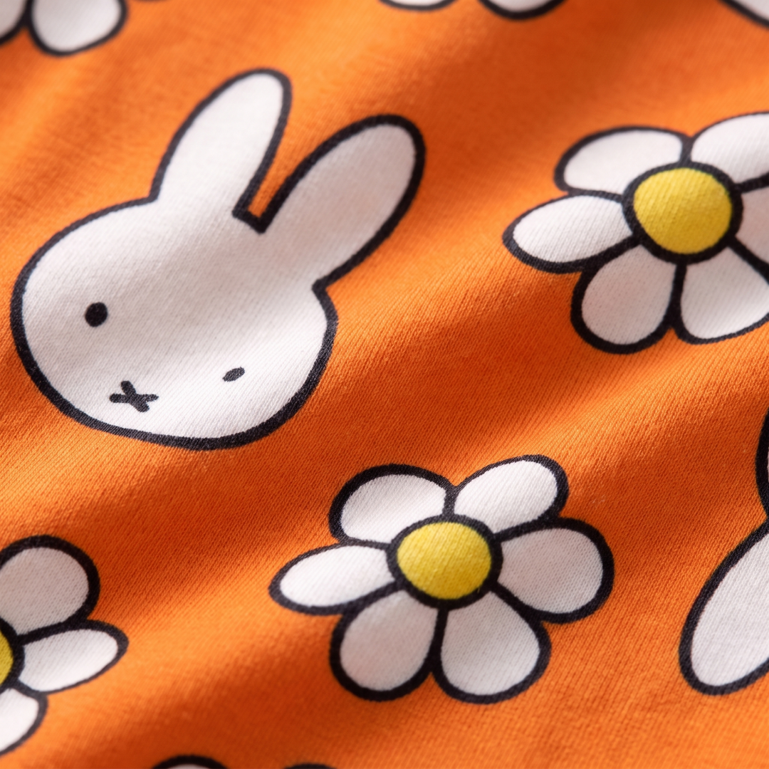 Gros plan sur le tissu en bambou doux du ZIPSTER x Miffy grenouillère en bambou Daisy Days