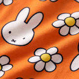 Gros plan sur le tissu en bambou doux du ZIPSTER x Miffy grenouillère en bambou Daisy Days