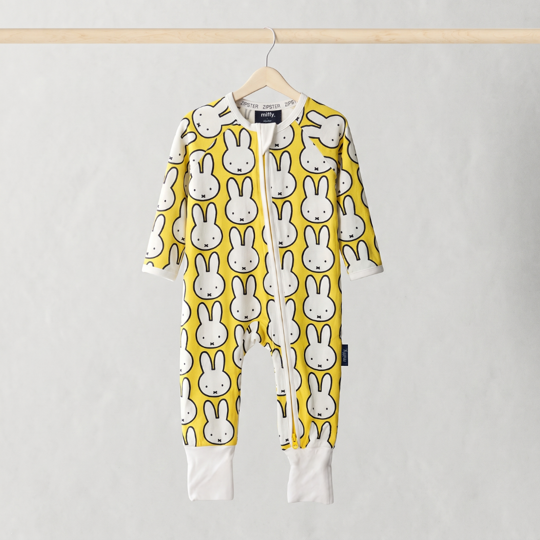ZIPSTER × Miffy Dětské dupačky Hello Yellow z bambusového úpletu, pohled zepředu
