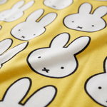 Primo piano sul morbido tessuto di bambù del ZIPSTER x Miffy Hello Yellow bambù Pagliaccetto