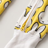 Dettaglio con cerniera a doppio cursore su ZIPSTER x Miffy Hello Yellow in bambù Pagliaccetto