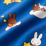 Primo piano sul morbido tessuto di bambù del ZIPSTER x Miffy Starry Sleep bambù Pagliaccetto